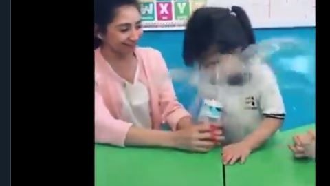 La maestra perdió su empleo.