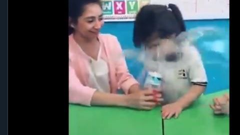 La maestra perdió su empleo.