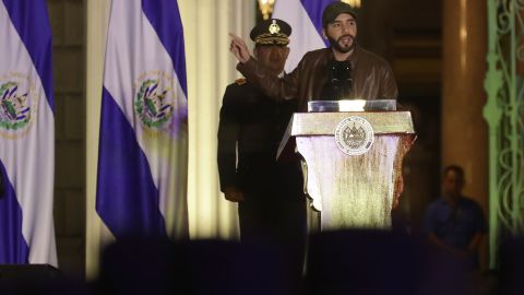 El presidente de El Salvador, Nayib Bukele, ofrece un discurso este martes durante la juramentación de 270 nuevos policías en San Salvador.  EFE/Rodrigo Sura