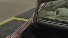 Dos en la cajuela de Mitsubishi.