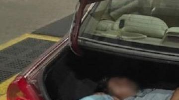 Dos en la cajuela de Mitsubishi.