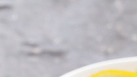 La gelatina es rica en glicina, un aminoácido con efectos positivos para tratar los trastornos de sueño.