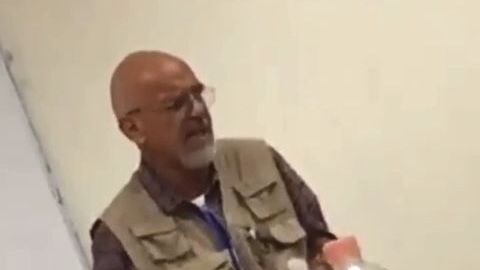 El video con el que fue exhibido el docente fue publicado en redes sociales por estudiantes.