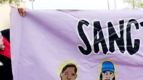 Esta fotografía de archivo muestra un cartel realizado por un negocio de California en apoyo a las políticas llamadas "Santuario".