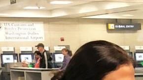 Los oficiales de CBP revisan a detalle a quienes ingresan a EEUU.