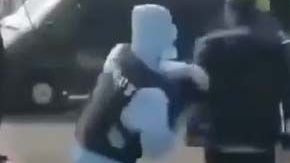 Los agentes intentan detener al supuesto portador del coronavirus lanzándole un embudo en la cabeza.