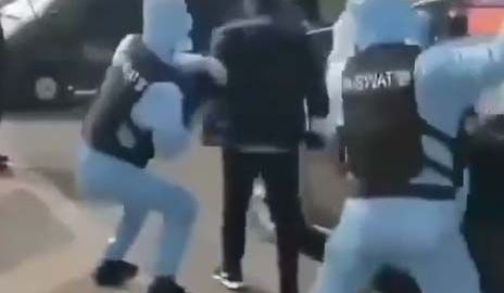 Los agentes intentan detener al supuesto portador del coronavirus lanzándole un embudo en la cabeza.