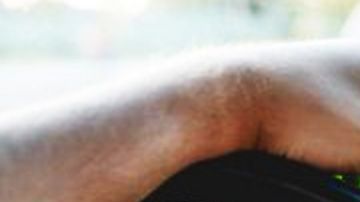 El automovilista se dio a la fuga tras atropellar a la mujer y al niño.