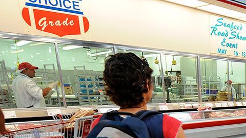 La tienda es bien conocida por atraer a una gran cantidad de gente.