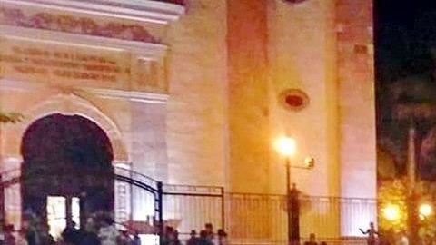 El recinto religioso estuvo fuertemente custodiado.