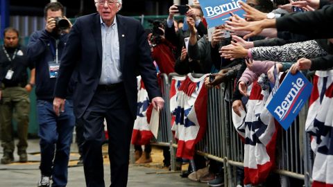 Sanders dice que trataría de lograr una reforma migratoria bipartita.