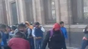 Protestan estudiantes en Palacio Nacional.