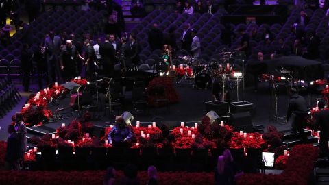 Así lucía el interior del Staples Center momentos antes de que iniciara el evento.