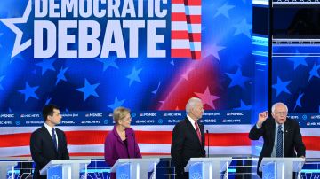 Pete Buttigieg, Elizabeth Warren y Joe Biden escuchan a Bernie Sanders en un debate anterior.