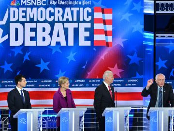 Pete Buttigieg, Elizabeth Warren y Joe Biden escuchan a Bernie Sanders en un debate anterior.