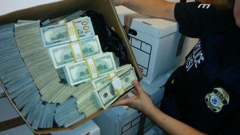 Dinero decomisado en California al cártel de Sinaloa.