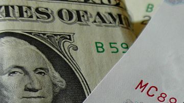 El yuan chino y el dólar estadounidense.