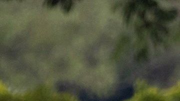 Una joven usa cubrebocas mientras monta en patineta en China.