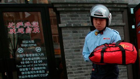 Con este método, las cadenas pretenden disminuir las posibilidades de contagio de persona a persona.