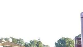 Los policías que se encargaron del parto junto a paramédicos.