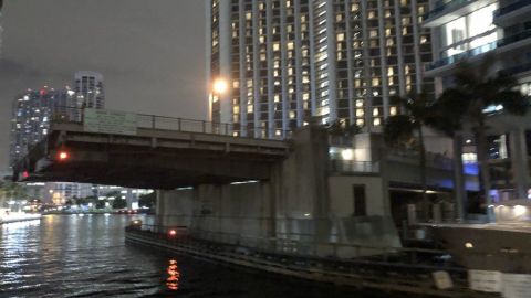 Por el puente levadizo de Brickell pasan, diariamente, miles de personas.