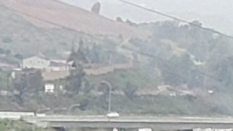 Bomberos en escena donde se volcó el autobús en San Diego.