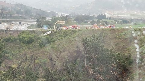 Bomberos en escena donde se volcó el autobús en San Diego.