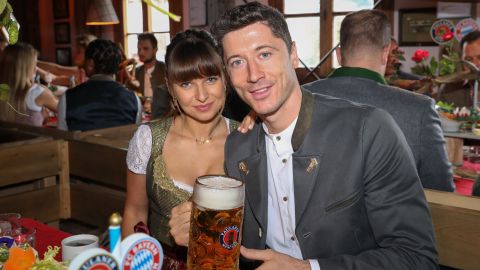 La pareja disfruta del Oktoberfest.