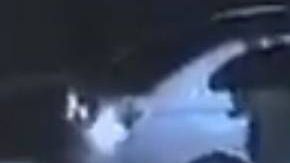 Los estudiantes captados antes de abordar un Uber.