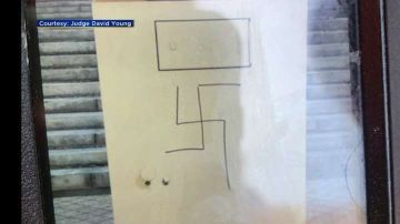 Imagen cedida por el juez David Young sobre los dibujos antisemitas que encontró en Miami.