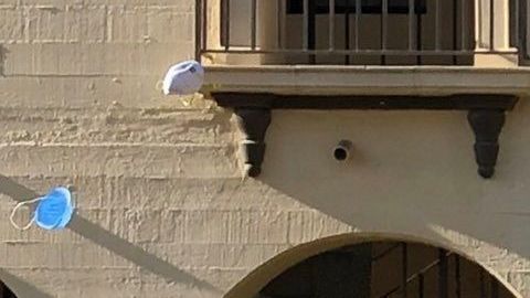 Estadounidenses arrojan mascarillas al aire al terminar la cuarentena de coronavirus.