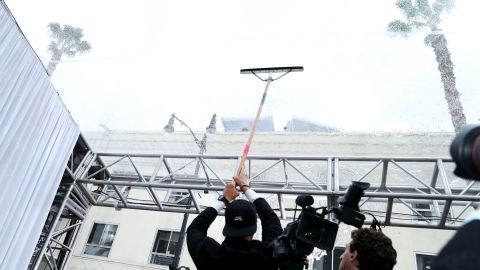 Los trabajadores de los Oscars tuvieron que limpiar el excedente de agua durante el arranque de la alfombra roja.