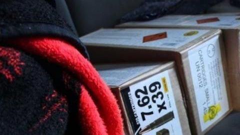 Debajo de la cobija.