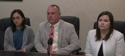 El abogado Richard Persutti (centro).