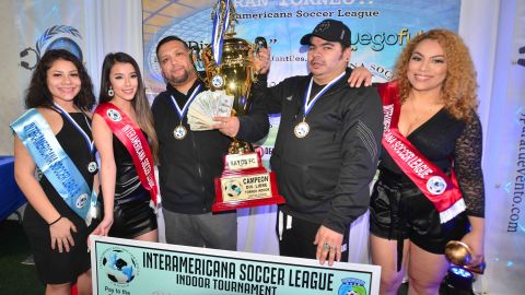 Rubén Gutiérrez y Alfredo Espinoza repartieron $4,000 dólares entre sus jugadores. (Javier Quiroz / La Raza)