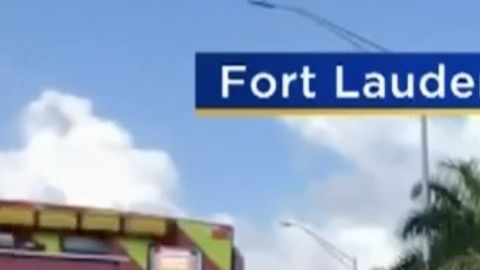 Así quedó la parada de autobús en la que dos mujeres quedaron gravemente heridas tras el choque de un vehículo.