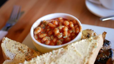 Los frijoles charros son un alimento completo rico en proteínas y fibra.