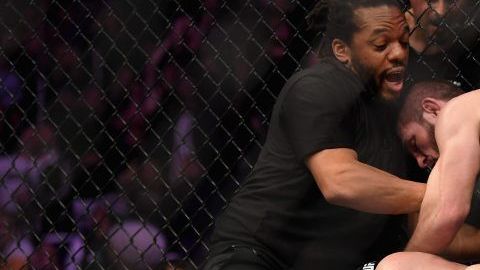 El ruso Khabib Nurmagomedov venció al irlandés Conor McGregor en UFC229.