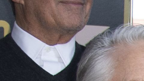 Kirk Douglas en la ceremonia en honor a su hijo Michael Douglas, con una estrella en el Paseo de la Fama de Hollywood.