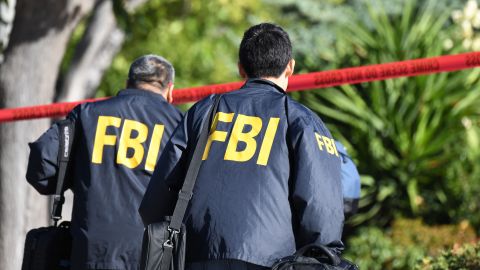 Según el FBI, el hombre ingresó a la sucursal de Fifth Third Bank en 2504 oeste Cermak Road poco antes de las 5pm y mostró una pistola.