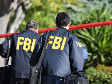 Según el FBI, el hombre ingresó a la sucursal de Fifth Third Bank en 2504 oeste Cermak Road poco antes de las 5pm y mostró una pistola.