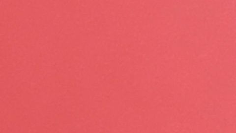 La empresa asegura producir unas 6,000 banderas que manifestantes ultrajan.