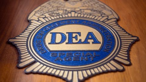 El exagente de la DEA enfrenta 19 cargos.