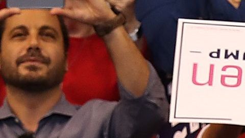 En mítines de Trump destacan carteles sobre latinos.