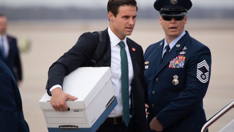 John McEntee se dirige a abordar el Air force One junto al presidente Trump/