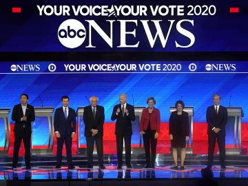 Candidatos demócratas participan en el 8vo. debate en New Hampshire.