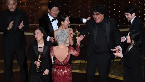 Elenco de 'Parasite' recibiendo el premio a mejor película