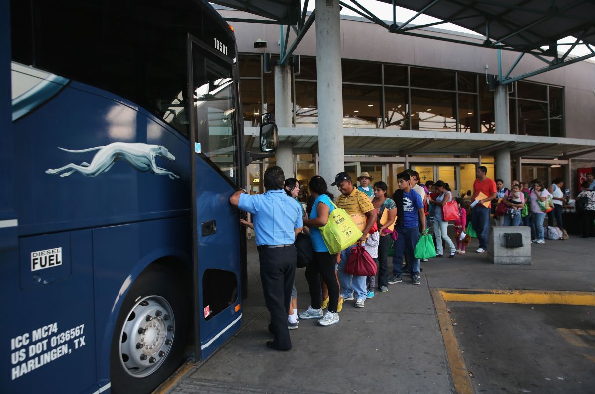 Otra compañía de transporte no permitirá que agentes de inmigración suban a sus autobuses