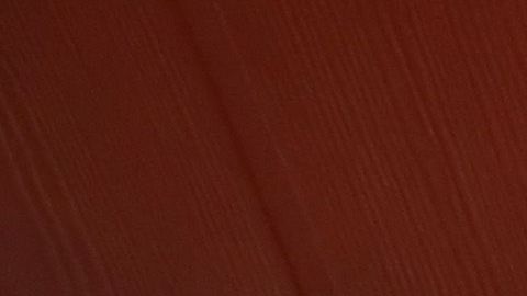 Un niño arropado con manta térmica en cárcel de ICE.