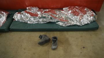 Un niño arropado con manta térmica en cárcel de ICE.